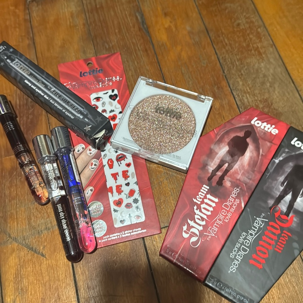 Vampire Diaries X Lottie makeup set